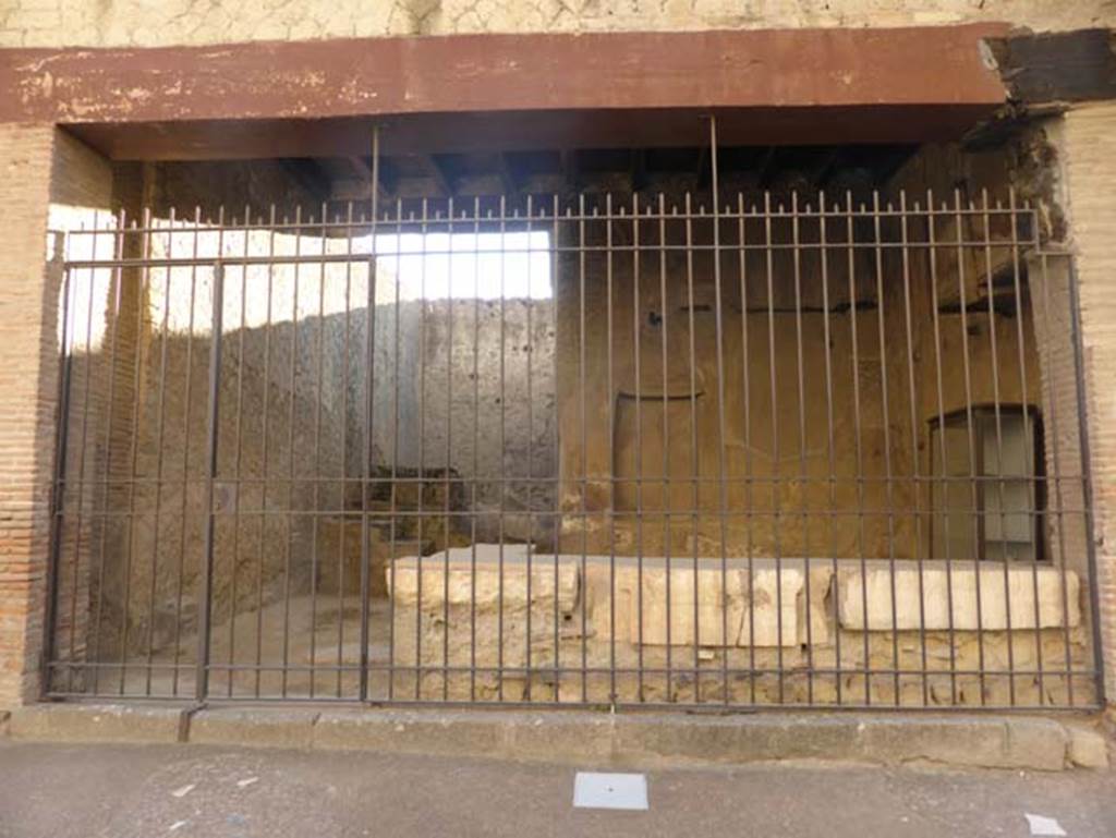 Ins. VI 12, Herculaneum, September 2015. Looking south to entrance doorway.